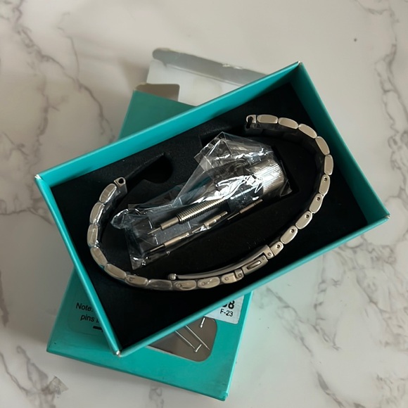 NIB Fitbit Stainless Steel Band Compatible for Fitbit sense & Versa 2,3,4 models - Picture 2 of 6